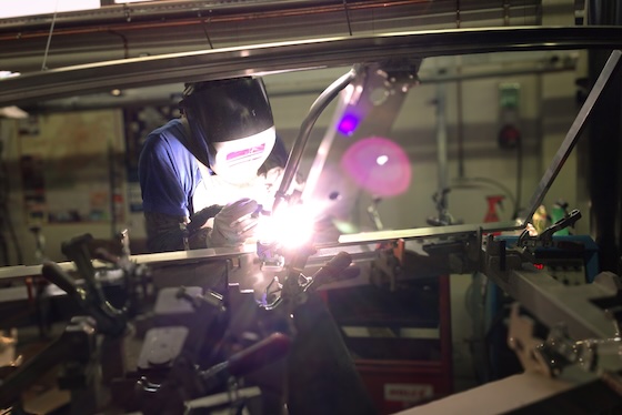 Schweißer mit Maske in der Werkstatt