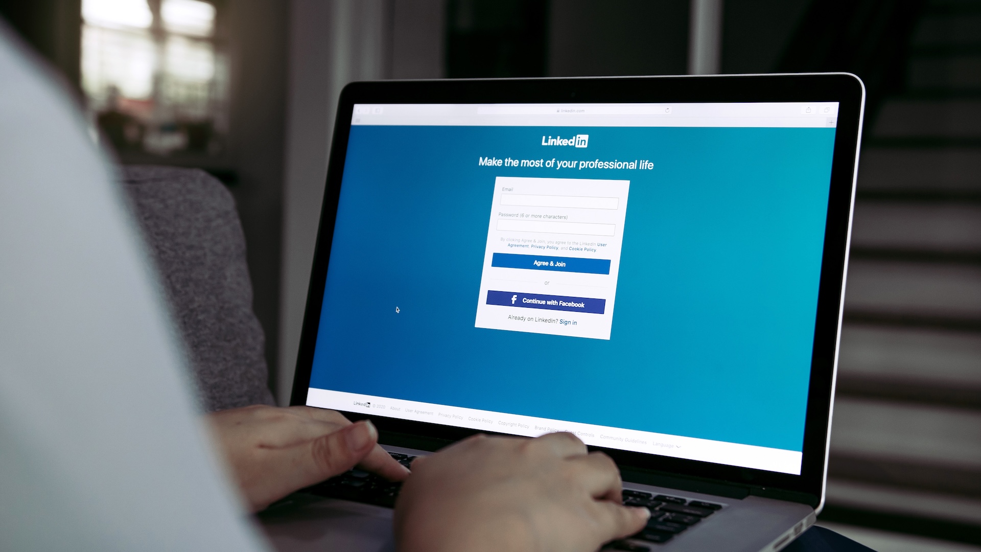 Laptop mit LinkedIn-Website