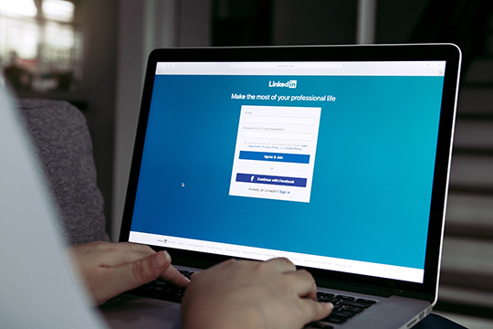 Laptop mit LinkedIn-Website